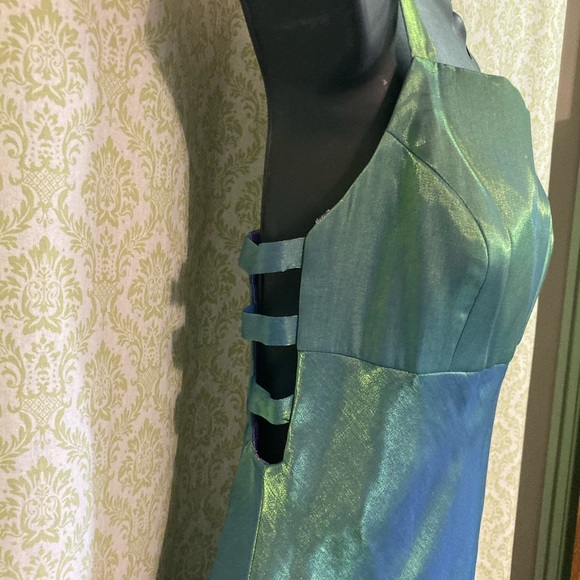 ✨HOST PICK✨ Faviana iridescent formal dress - Picture 5 of 16
